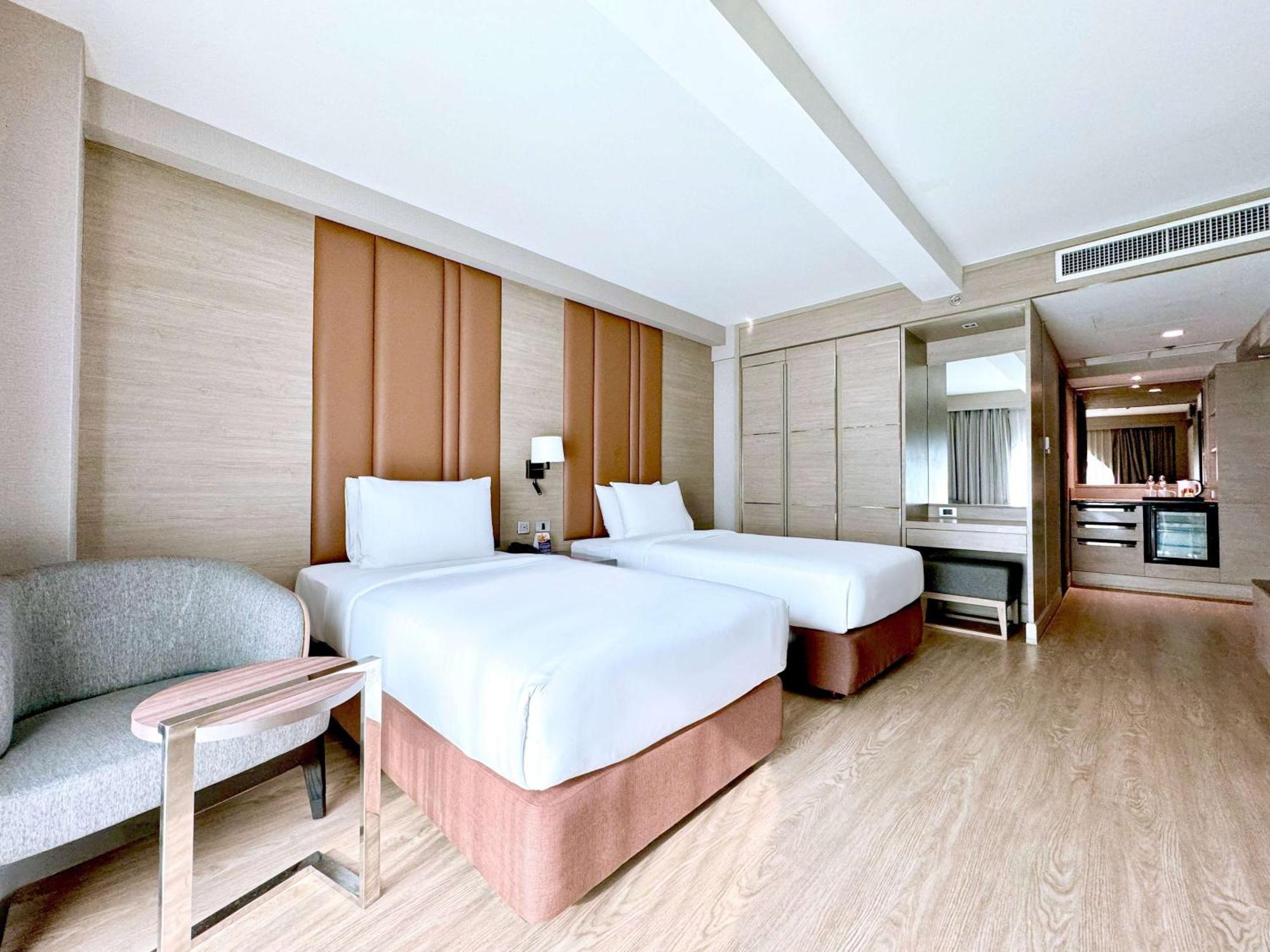 Ramada By Wyndham Sukhumvit 11 Hotel 4*