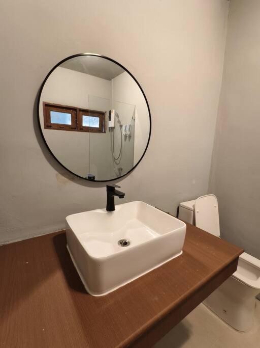 Thonglor Art House 5br With Beautiful Rooftop Rumah percutian