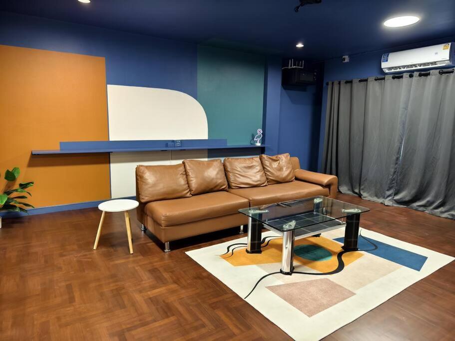Thonglor Art House 5br With Beautiful Rooftop Rumah percutian *