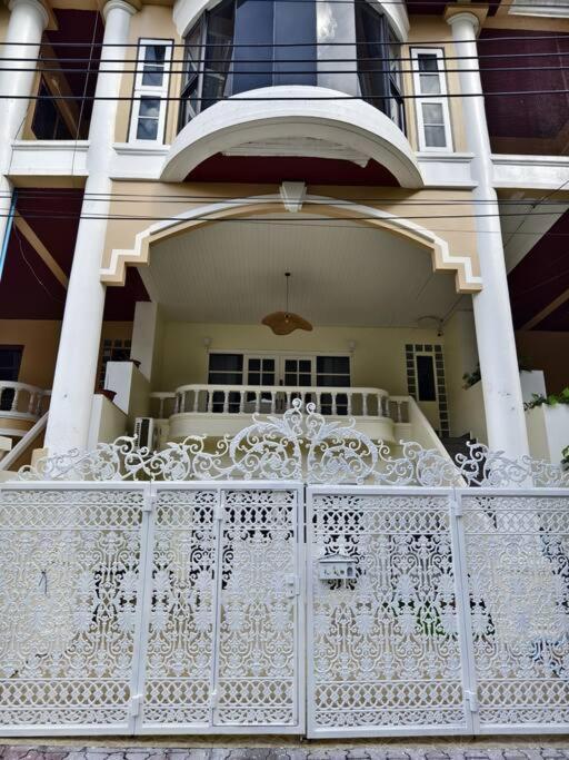 Thonglor Art House 5br With Beautiful Rooftop Rumah percutian *