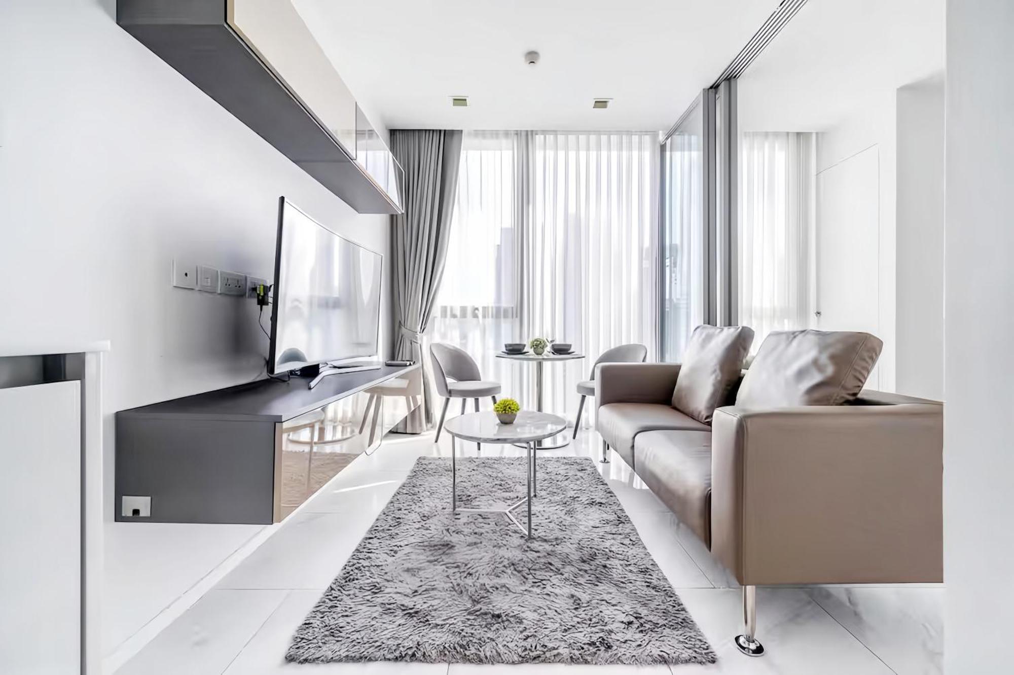 Hyde Sukhumvit 11 Apartment *