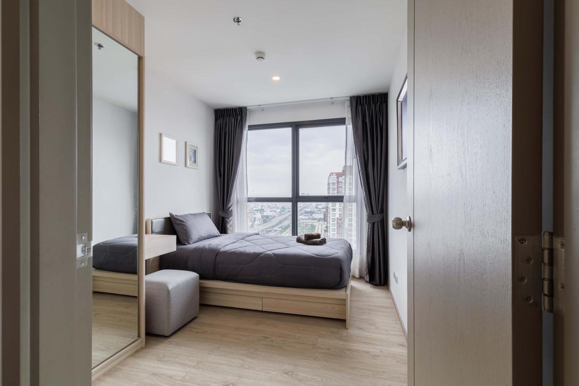 Aparthotel Modern 2br Near Bts With Pool & Workspace