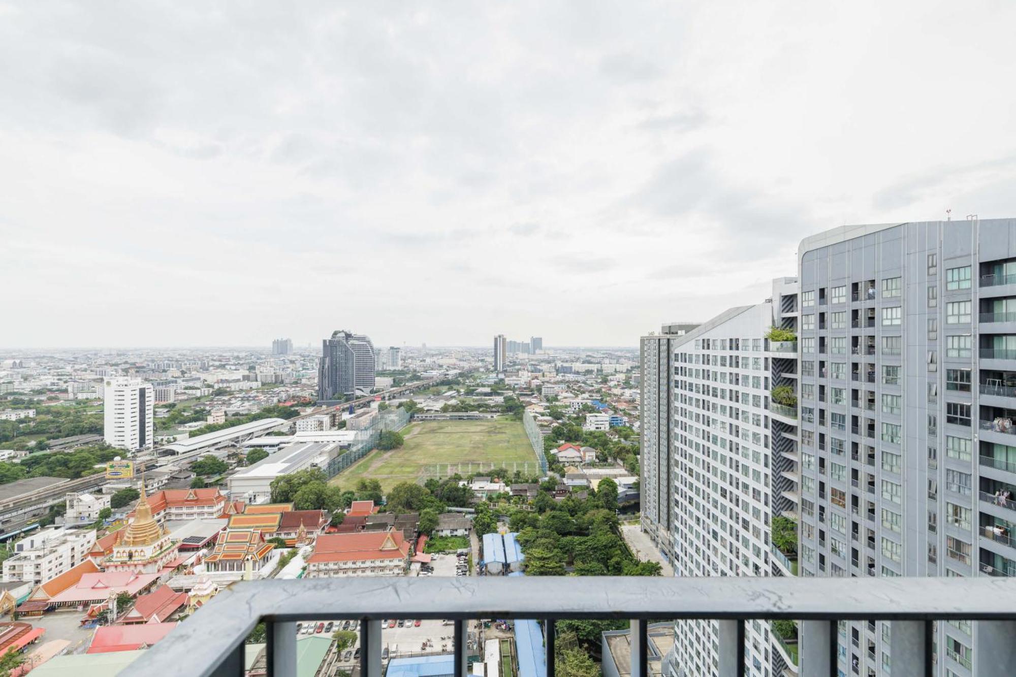 Modern 2br Near Bts With Pool & Workspace *