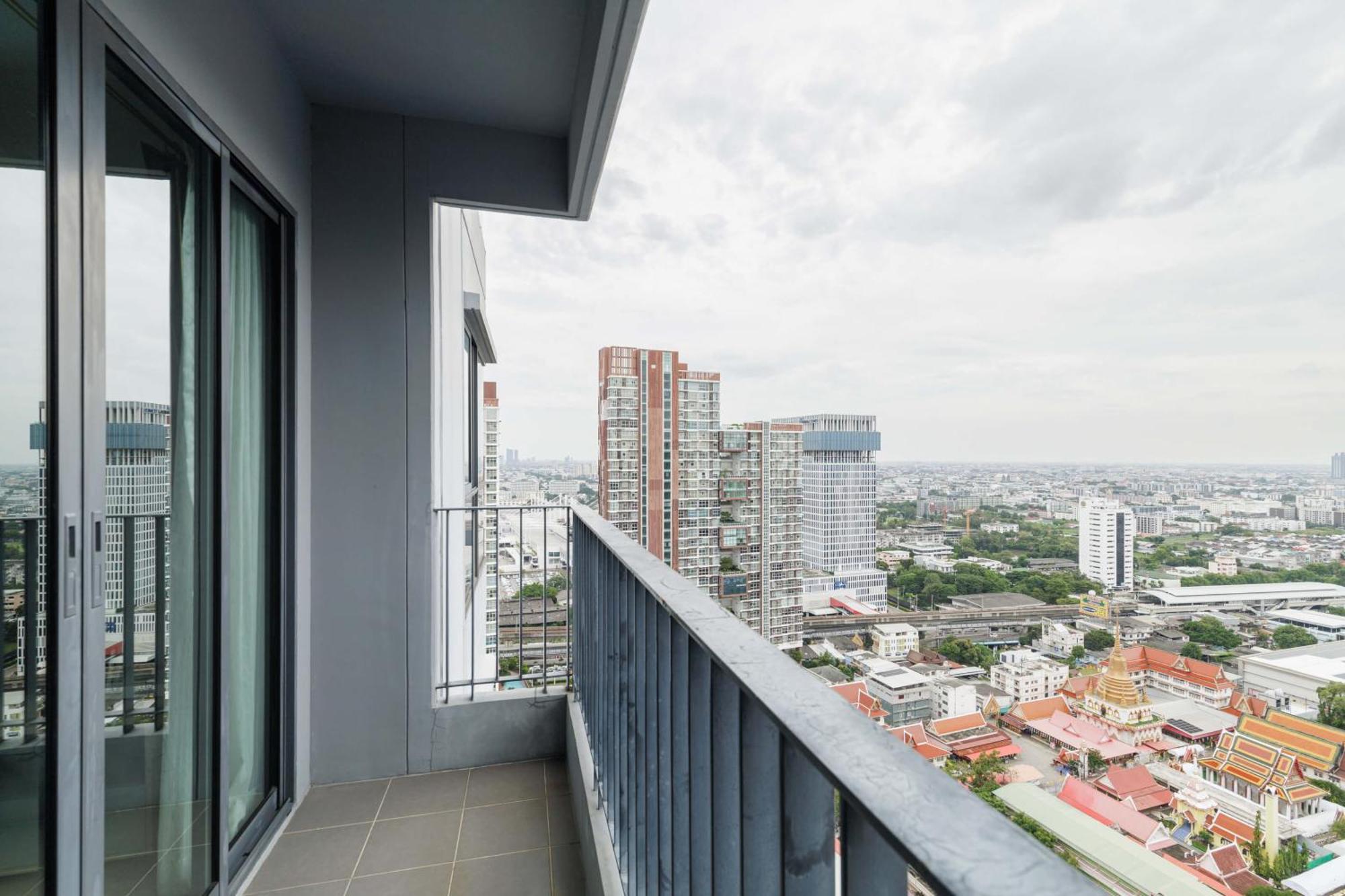 Aparthotel Modern 2br Near Bts With Pool & Workspace Bangkok