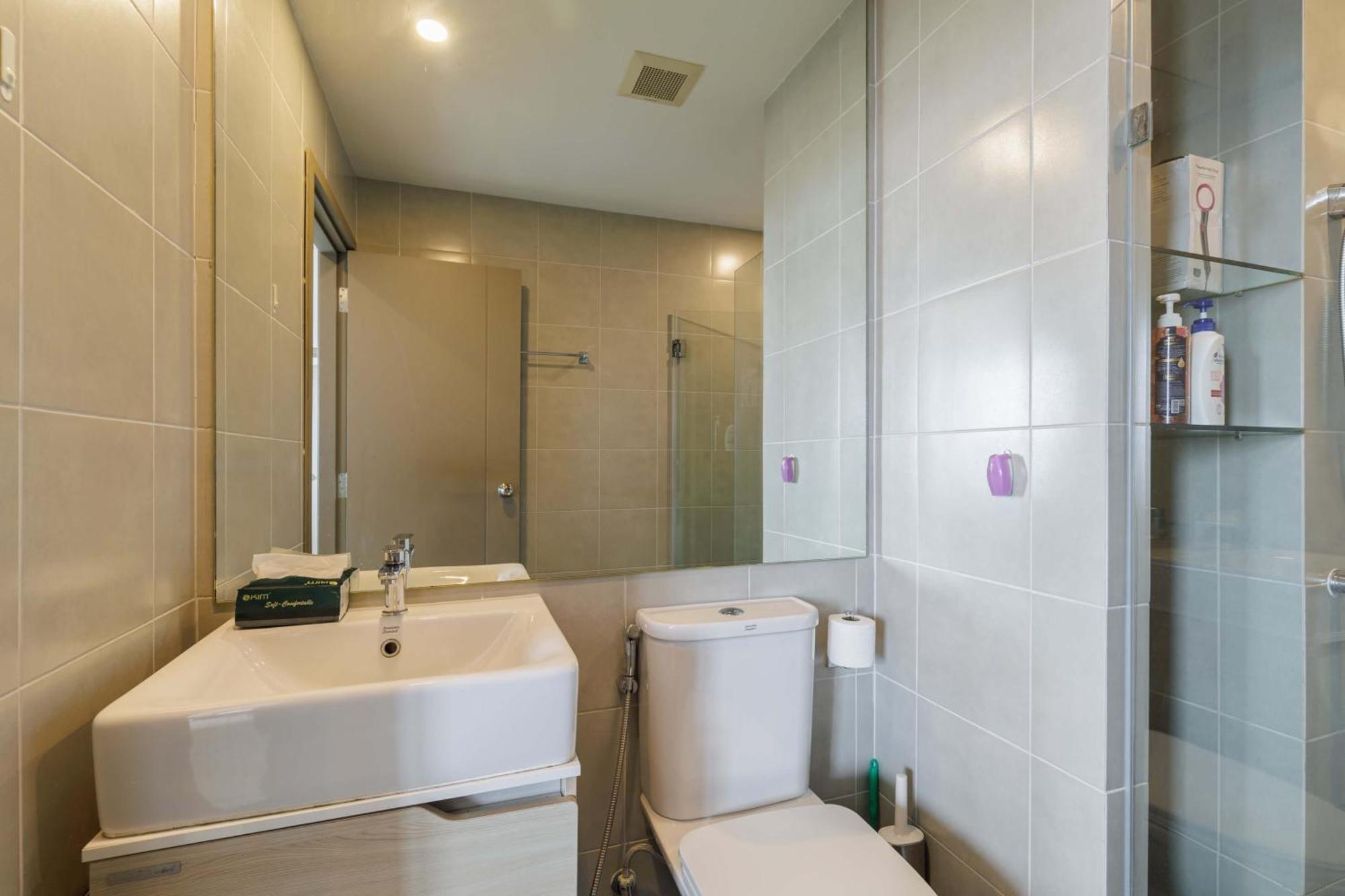 Modern 2br Near Bts With Pool & Workspace