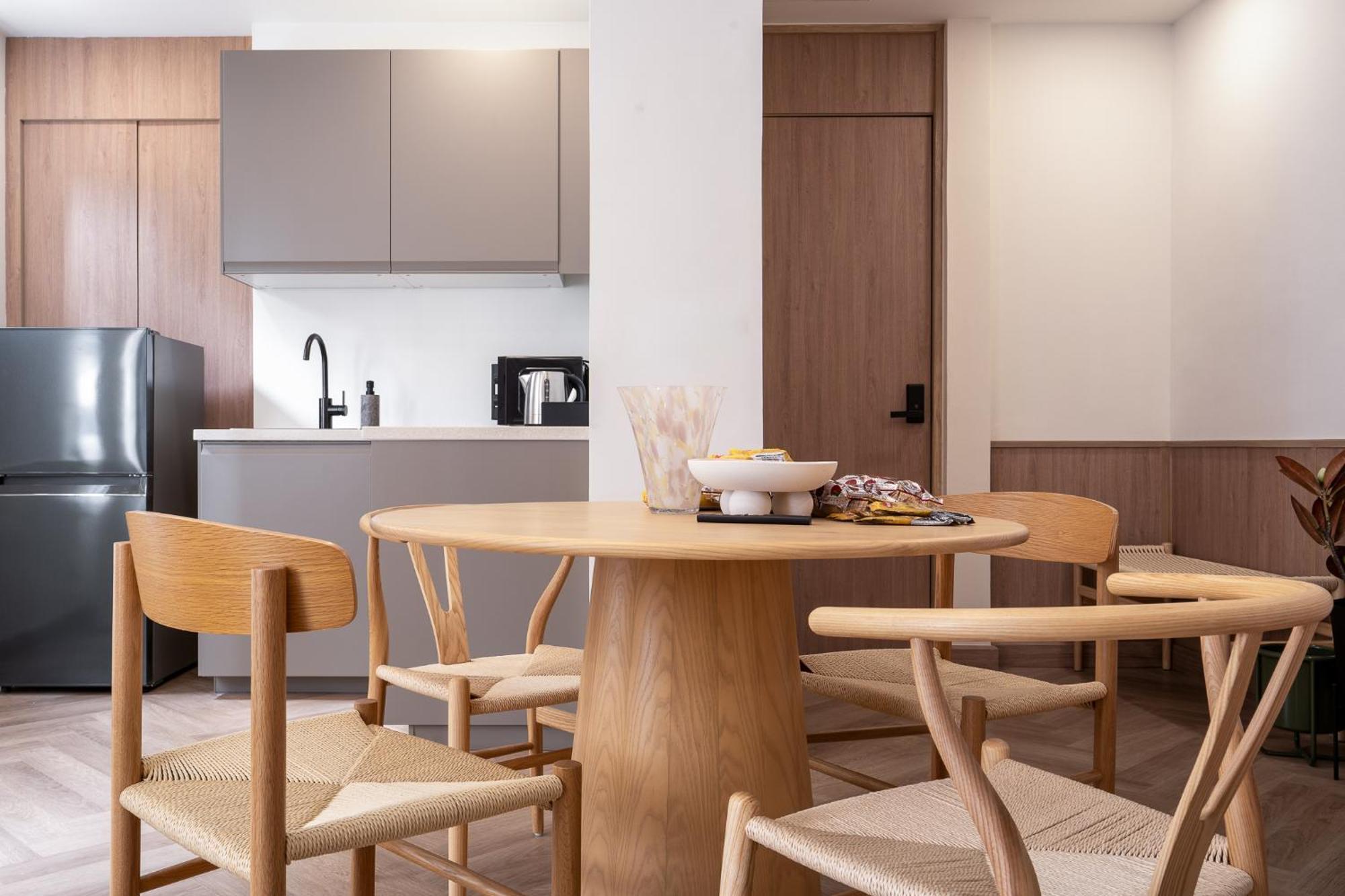 Apartment Whole Floor Penthouse, 3 Bedroom 3 Bath, Next To Metro Station *