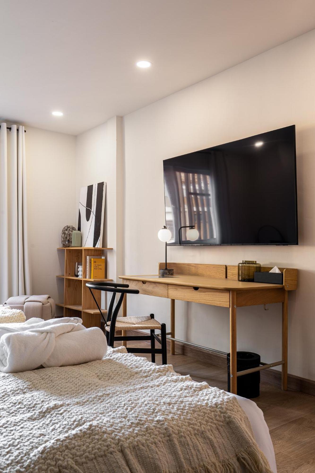 Apartment Whole Floor Penthouse, 3 Bedroom 3 Bath, Next To Metro Station *