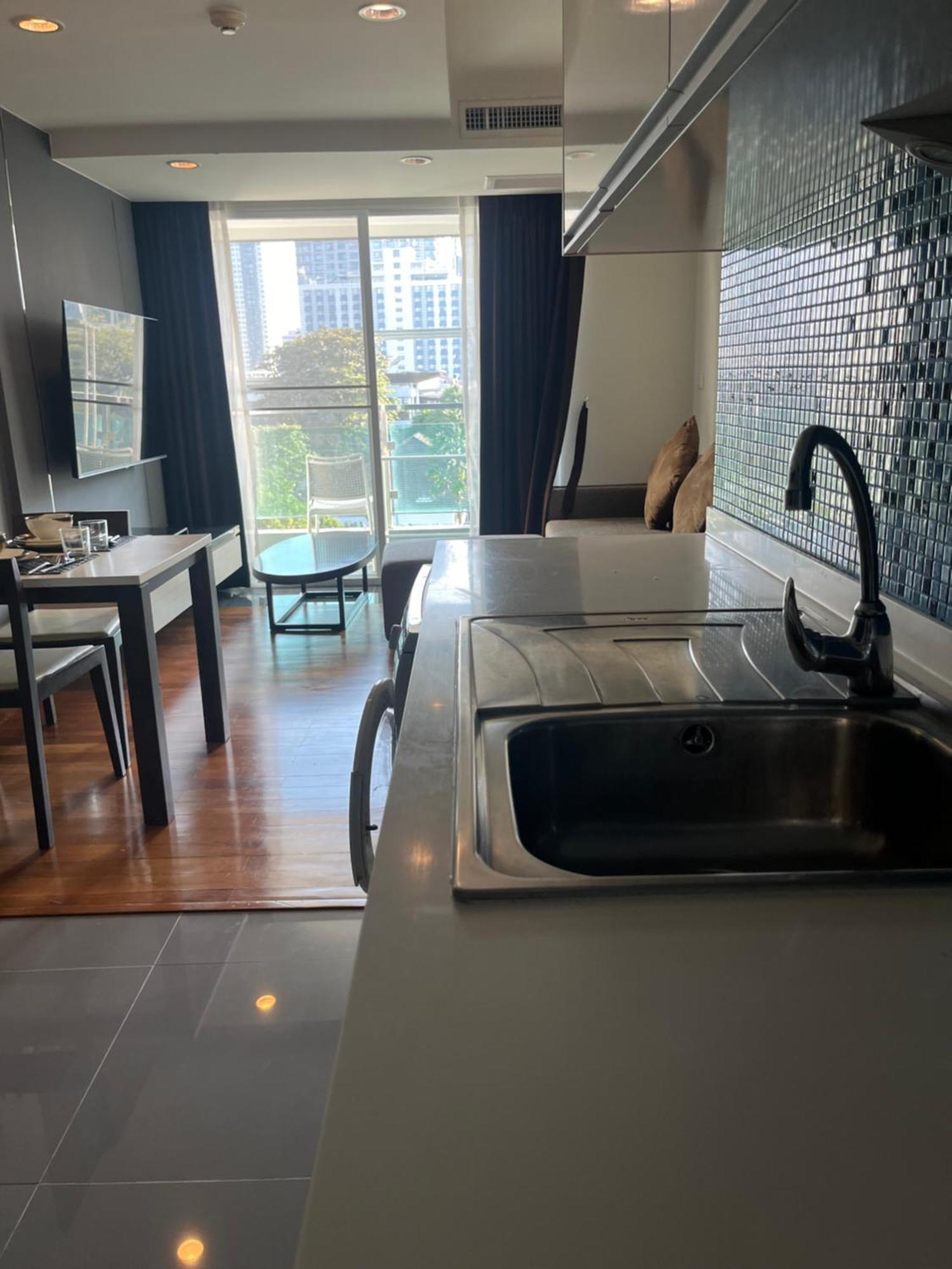 Spacious Bedroom- 2 Mins From Train Station Căn hộ