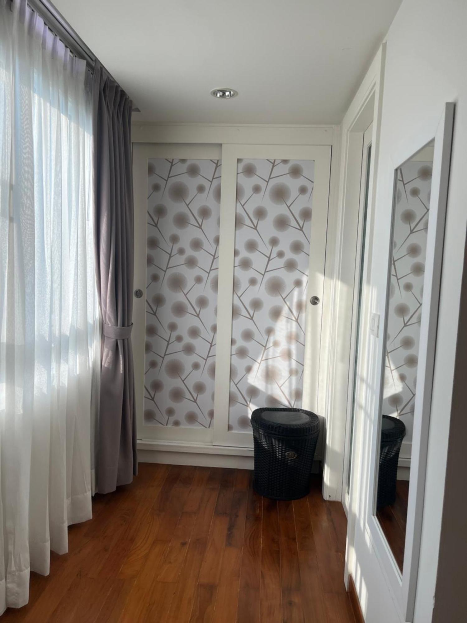 Spacious Bedroom- 2 Mins From Train Station Căn hộ