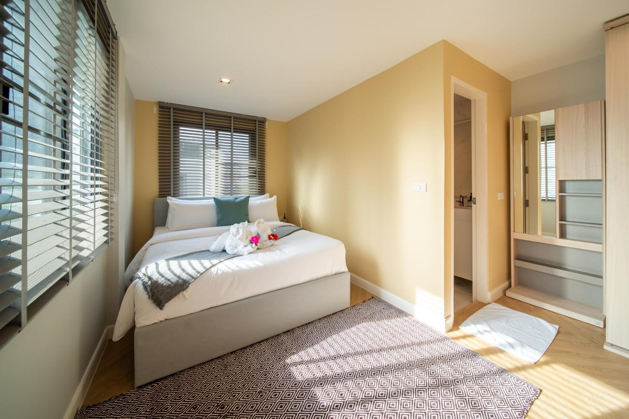 Triple Four Apartment *