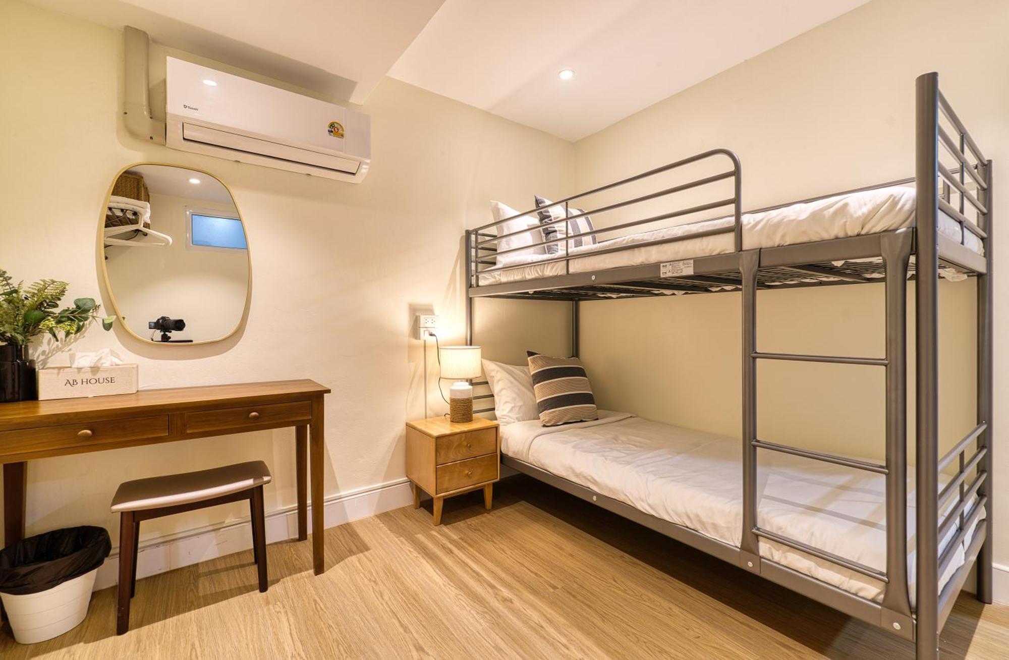 Khách sạn hẻo lánh Ab House *