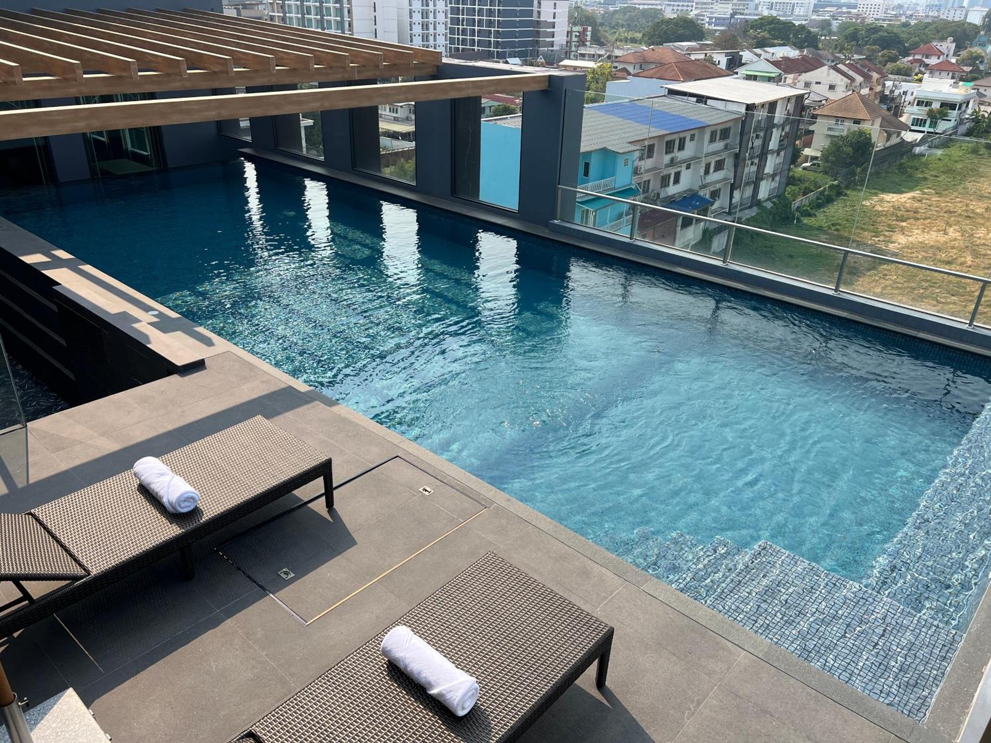 Arni Skye Hotell