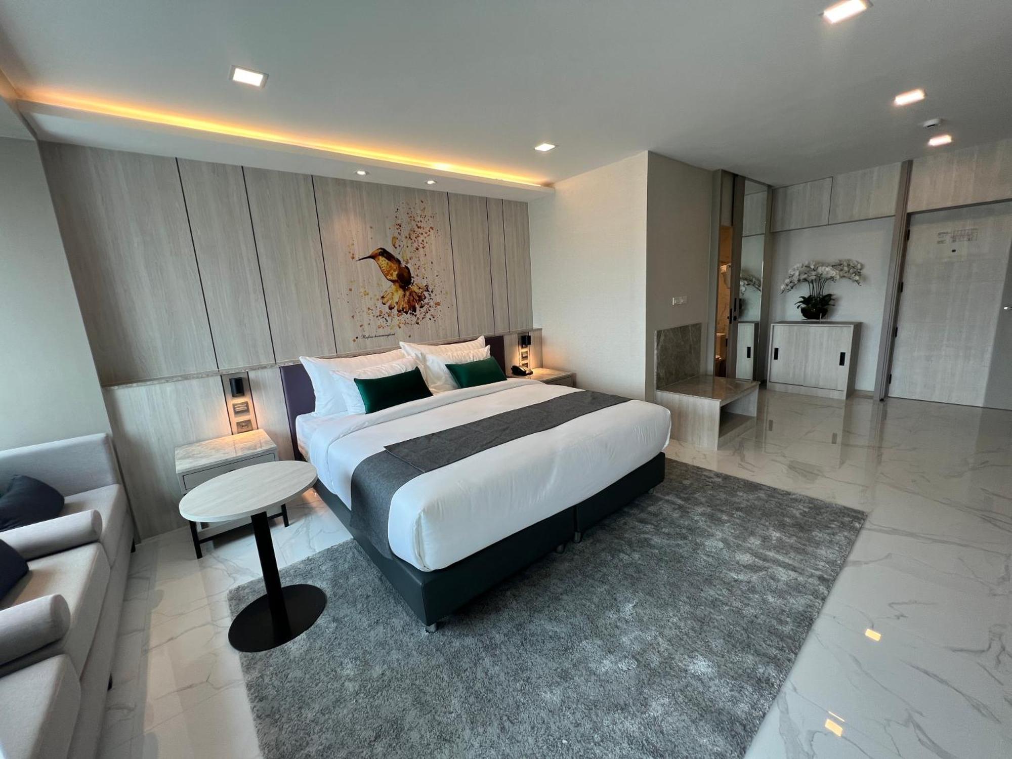 Arni Skye Hotell