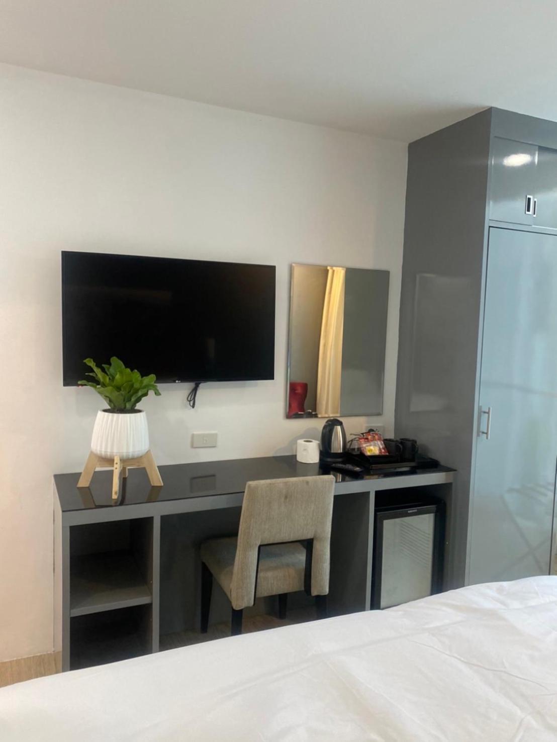 8 & Cafe Hotell 3*