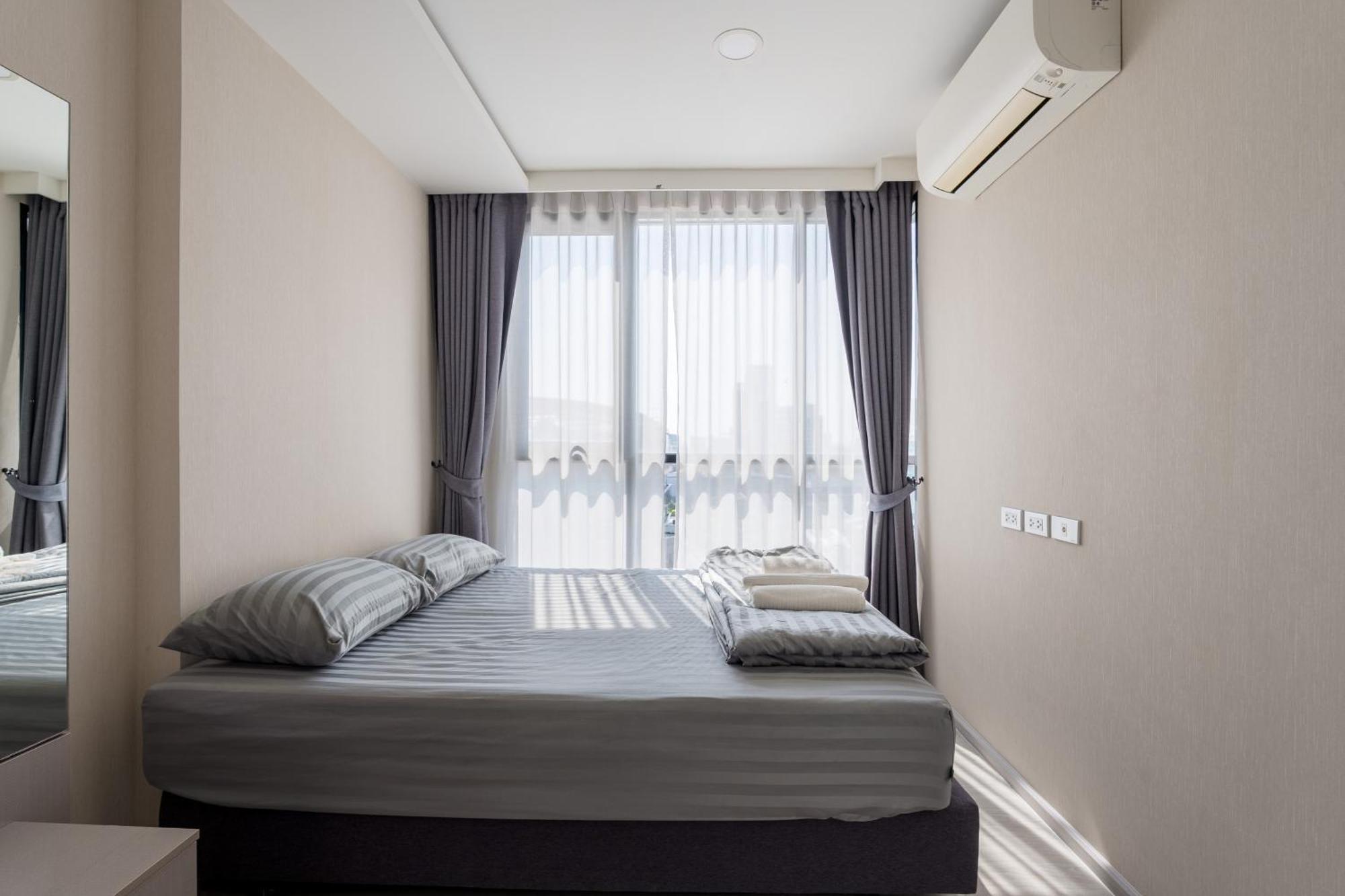 Luxury Libary Pool Gym Bts King Bed Apartment Bangkok