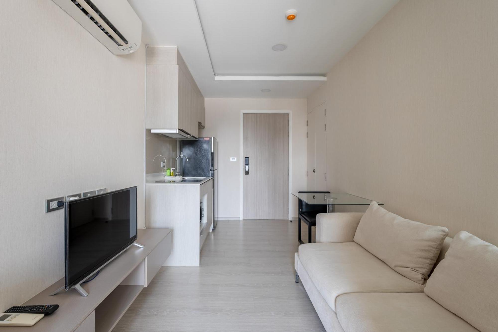 Luxury Libary Pool Gym Bts King Bed Apartment Bangkok
