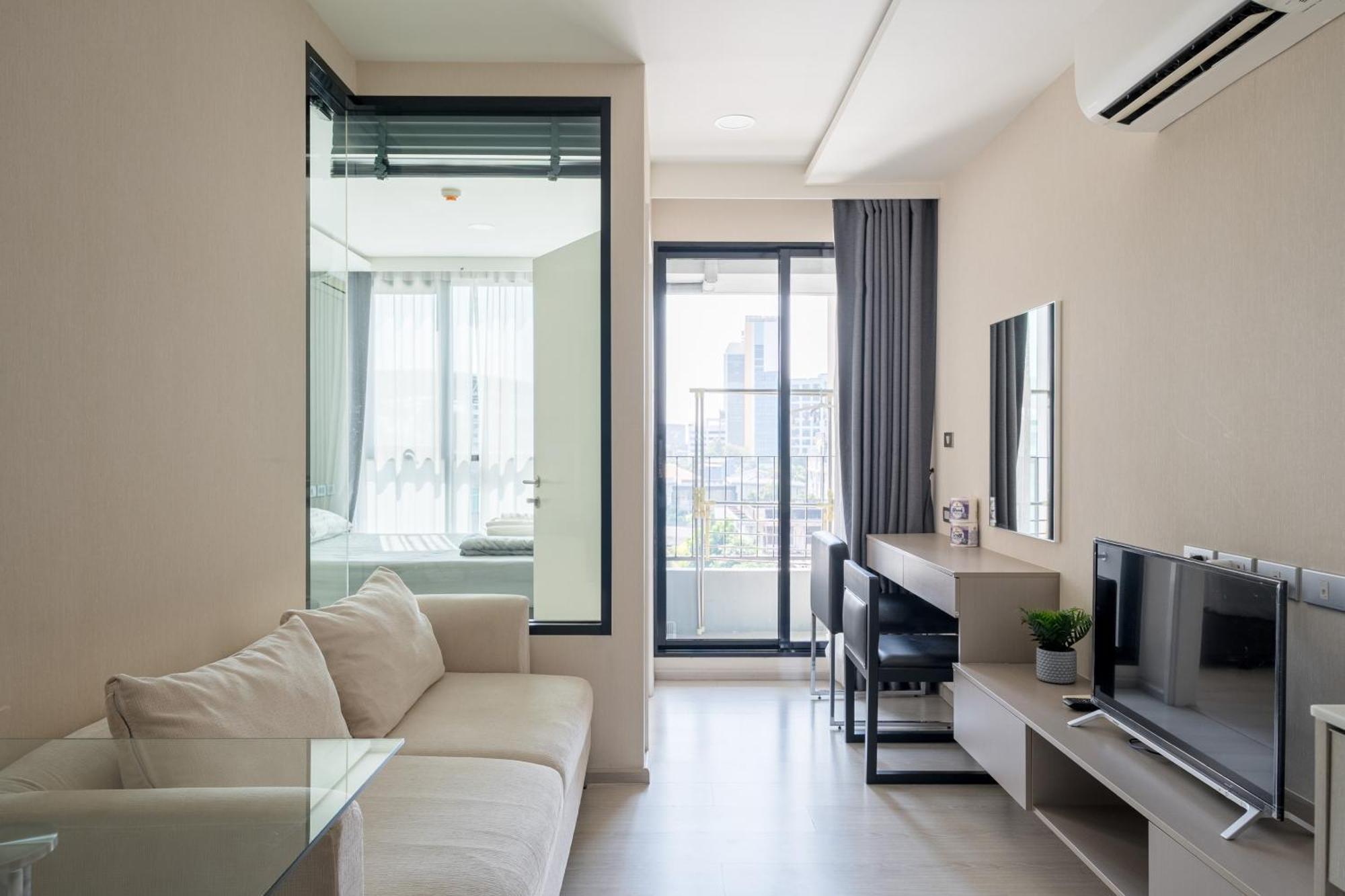 Luxury Libary Pool Gym Bts King Bed Apartment Bangkok