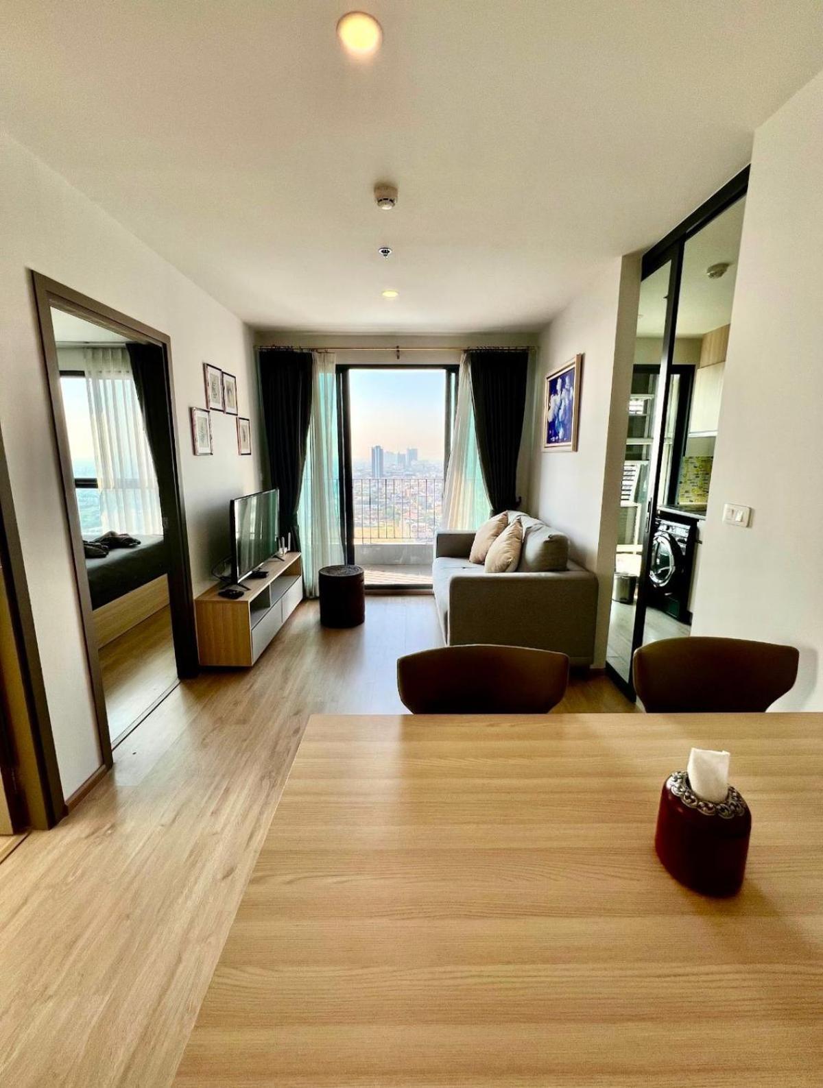 Modern 2br Near Bts With Pool & Workspace * Bangkok
