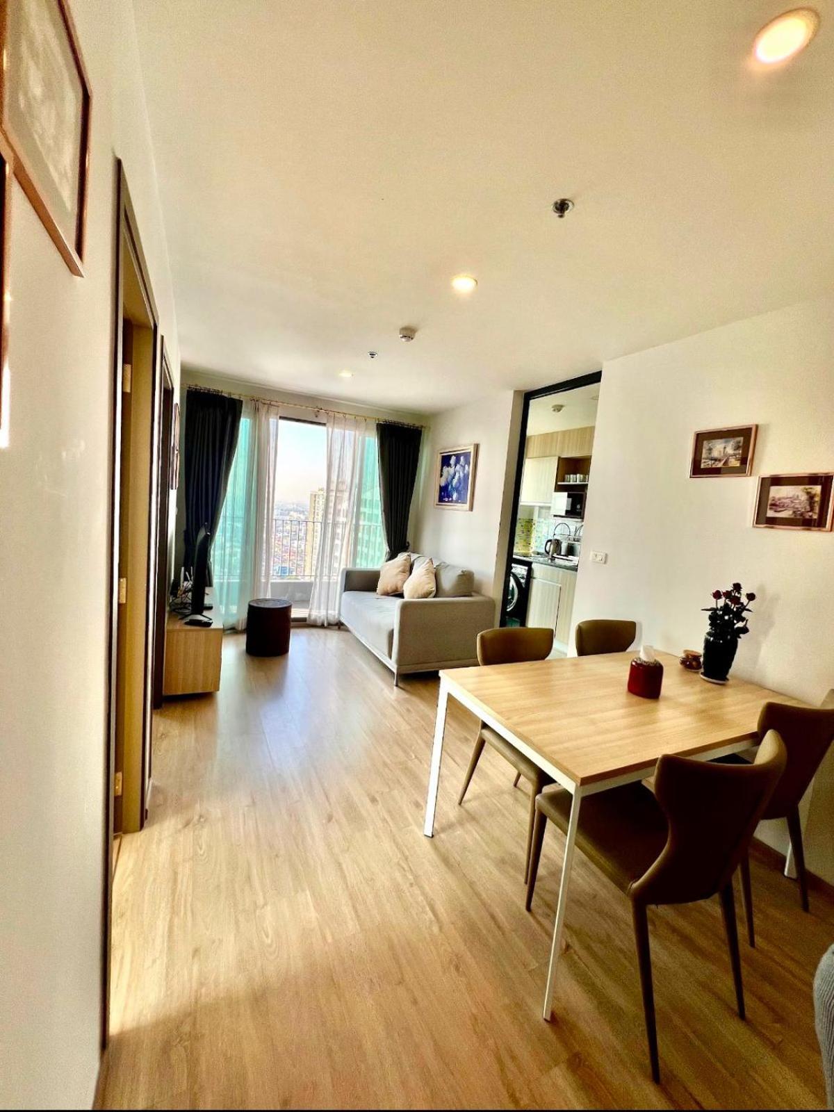 Modern 2br Near Bts With Pool & Workspace