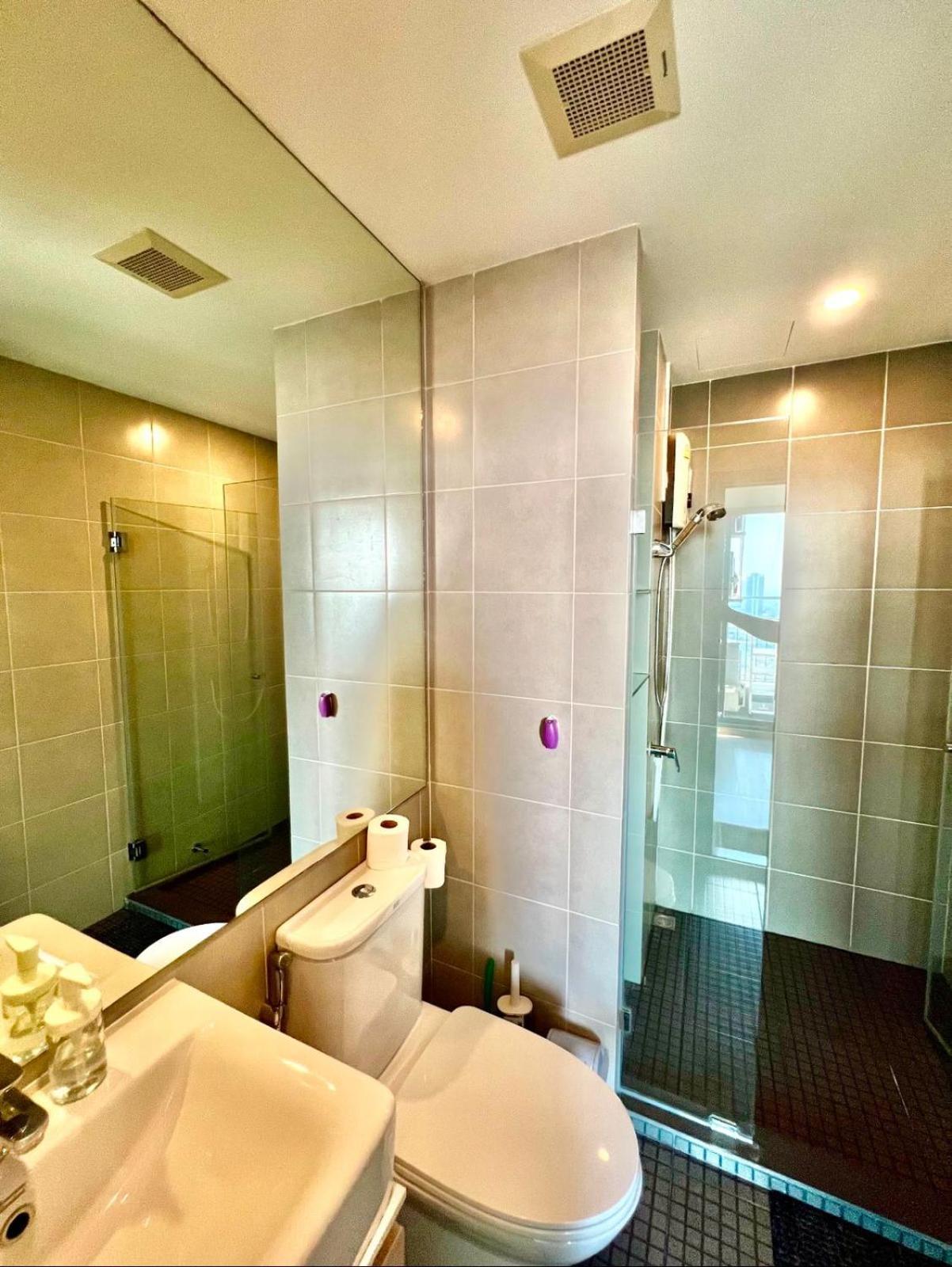 Aparthotel Modern 2br Near Bts With Pool & Workspace