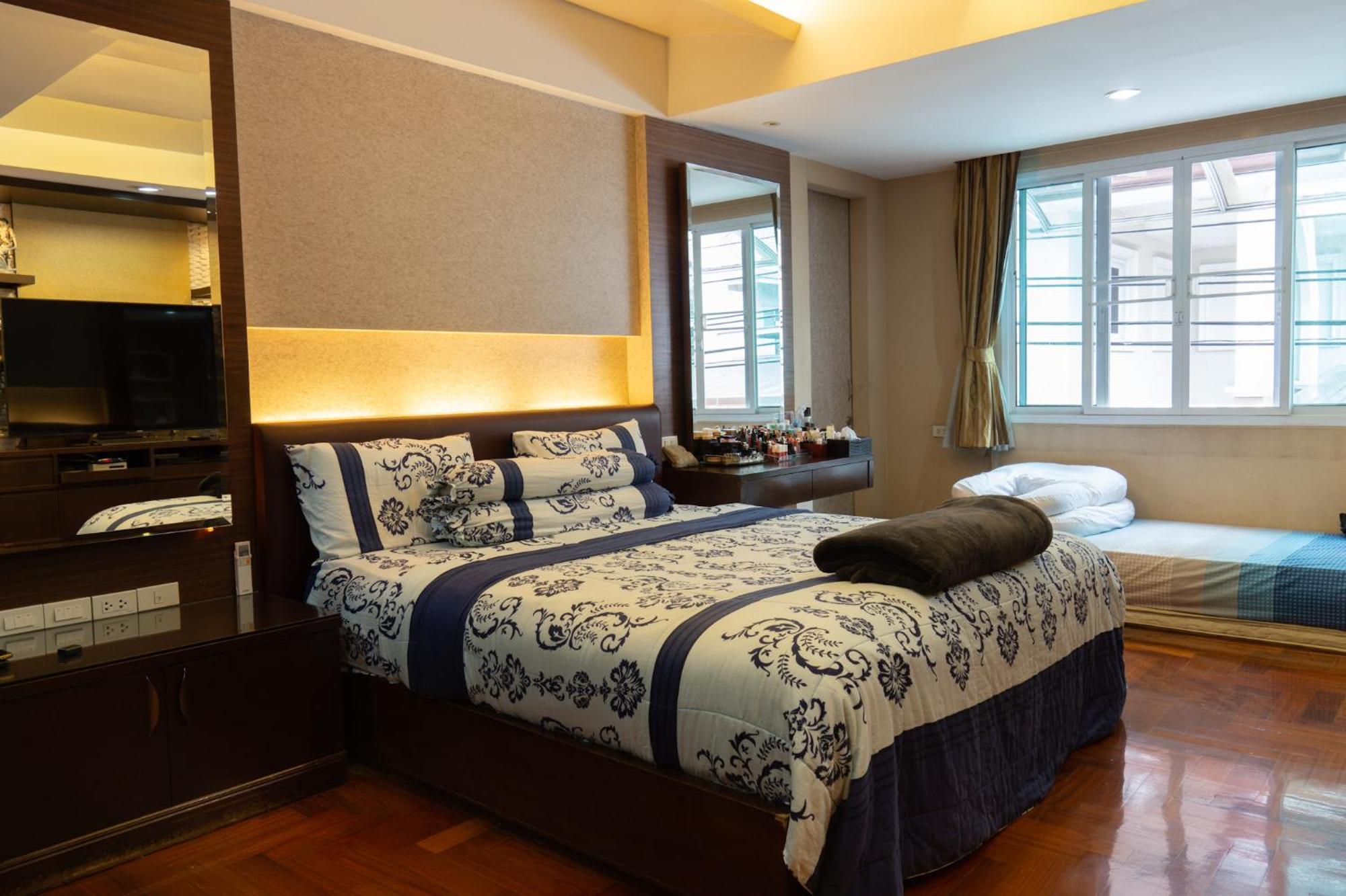 Luxury 4 Kingsize Bedrooms - & Modern Sukhumvit Vila *