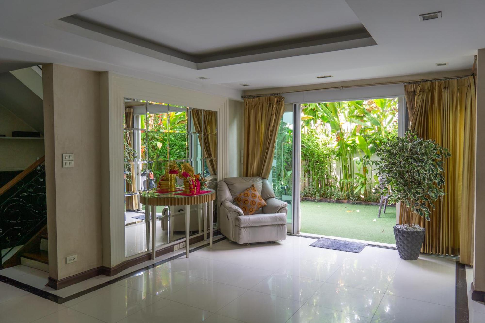 Luxury 4 Kingsize Bedrooms - & Modern Sukhumvit Vila Bangkok