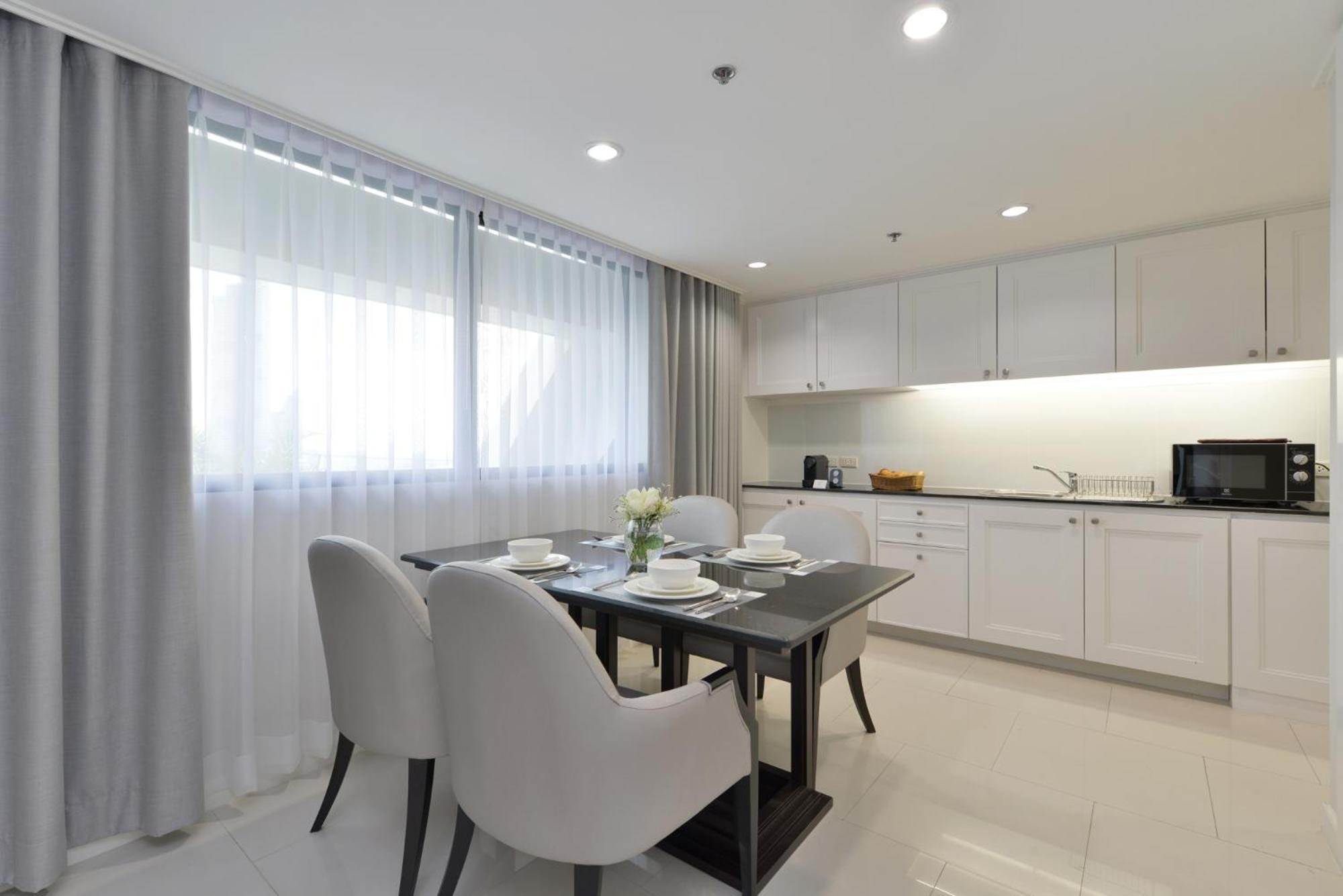 Centre Point Plus Hotel Silom - Newly Renovated Hotel