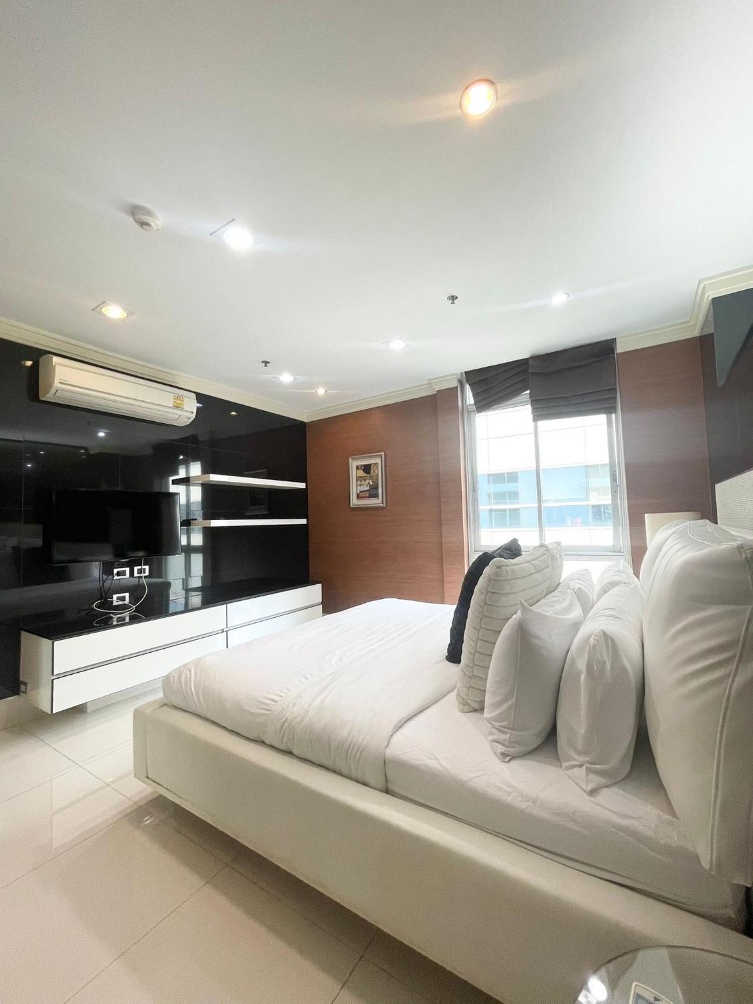 Extremely Spacious Cool Asoke Sleeps 8 Appartamento Bangkok