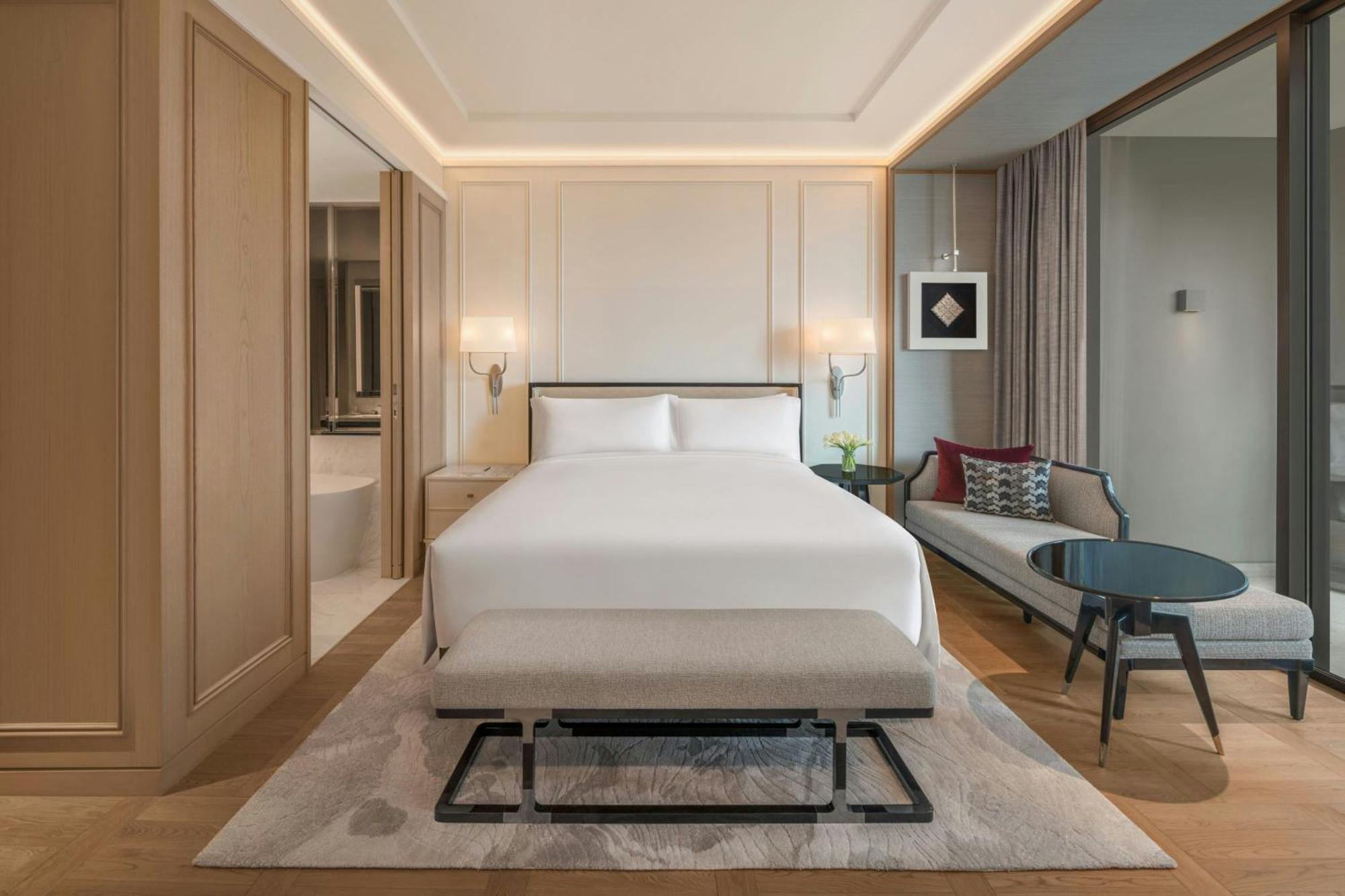 The Ritz-carlton, Khách sạn 5*