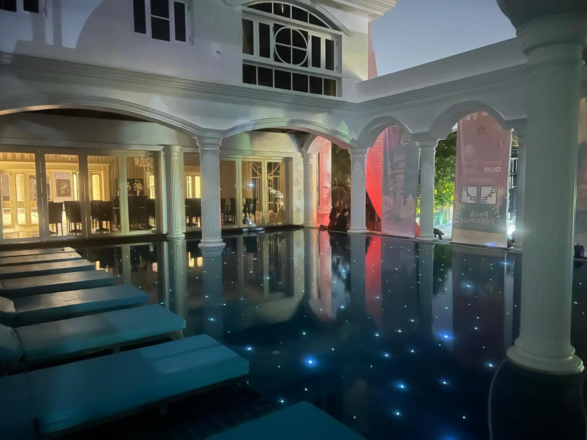 V20 Boutique Jacuzzi