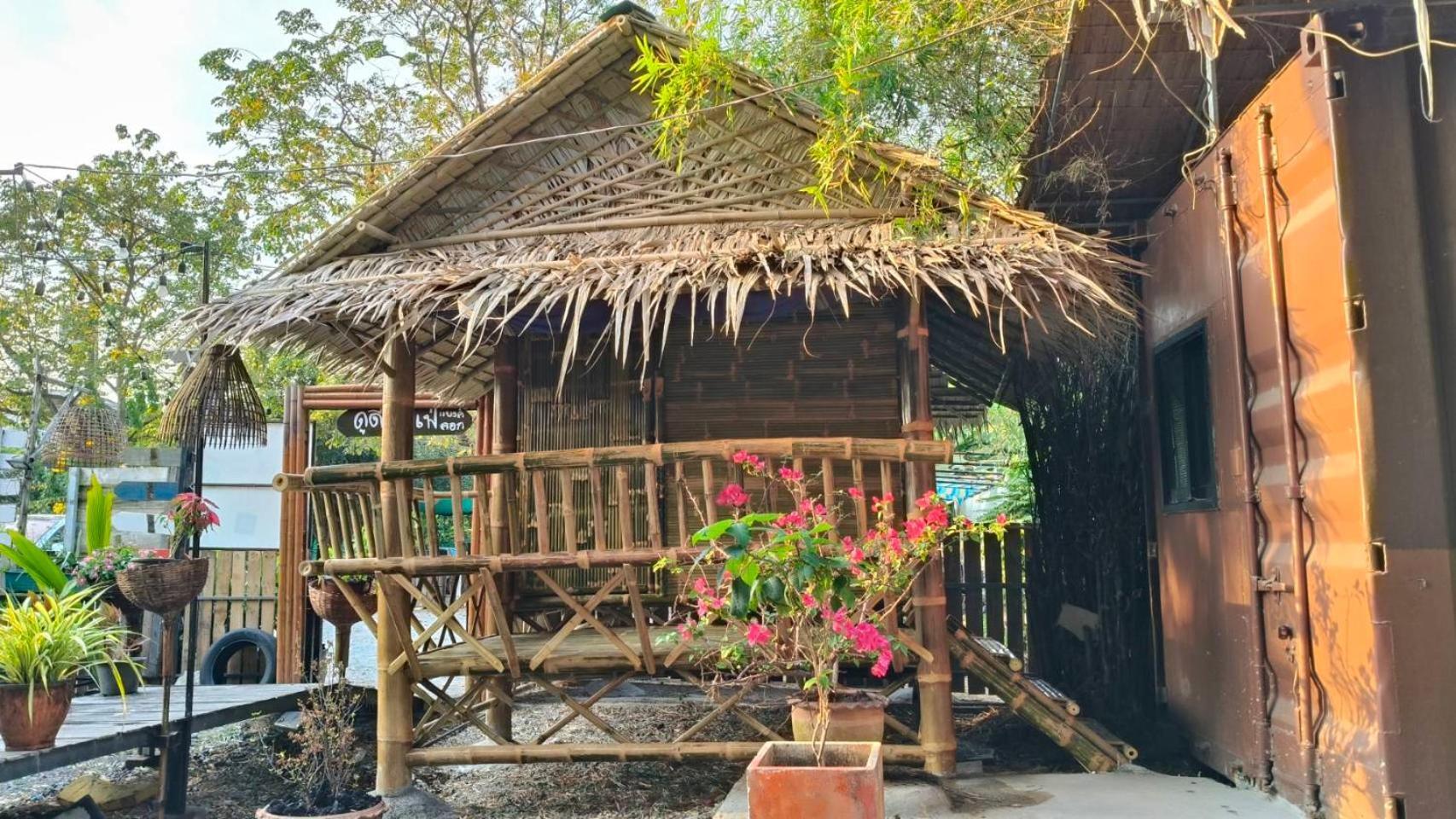 Do Dee Cafe Asrama Bangkok