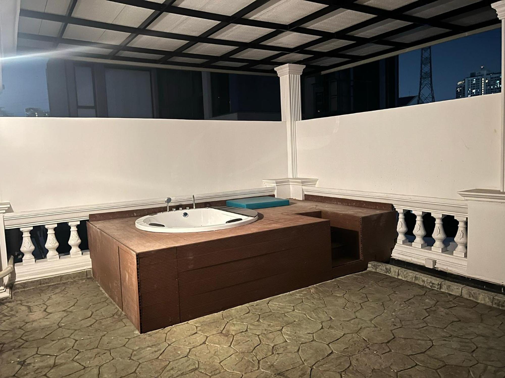 V20 Boutique Jacuzzi Hotel 4*