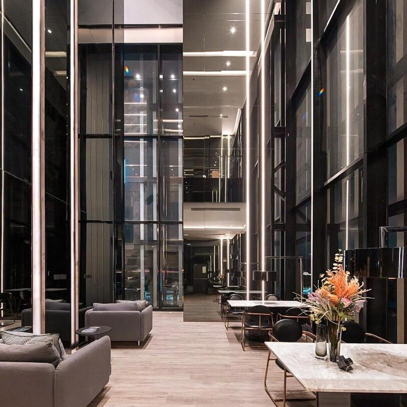 Luxury High Floor With Amenities - Gym, Sauna, Rooftop Garden, Cinema Theater Apartment Bangkok