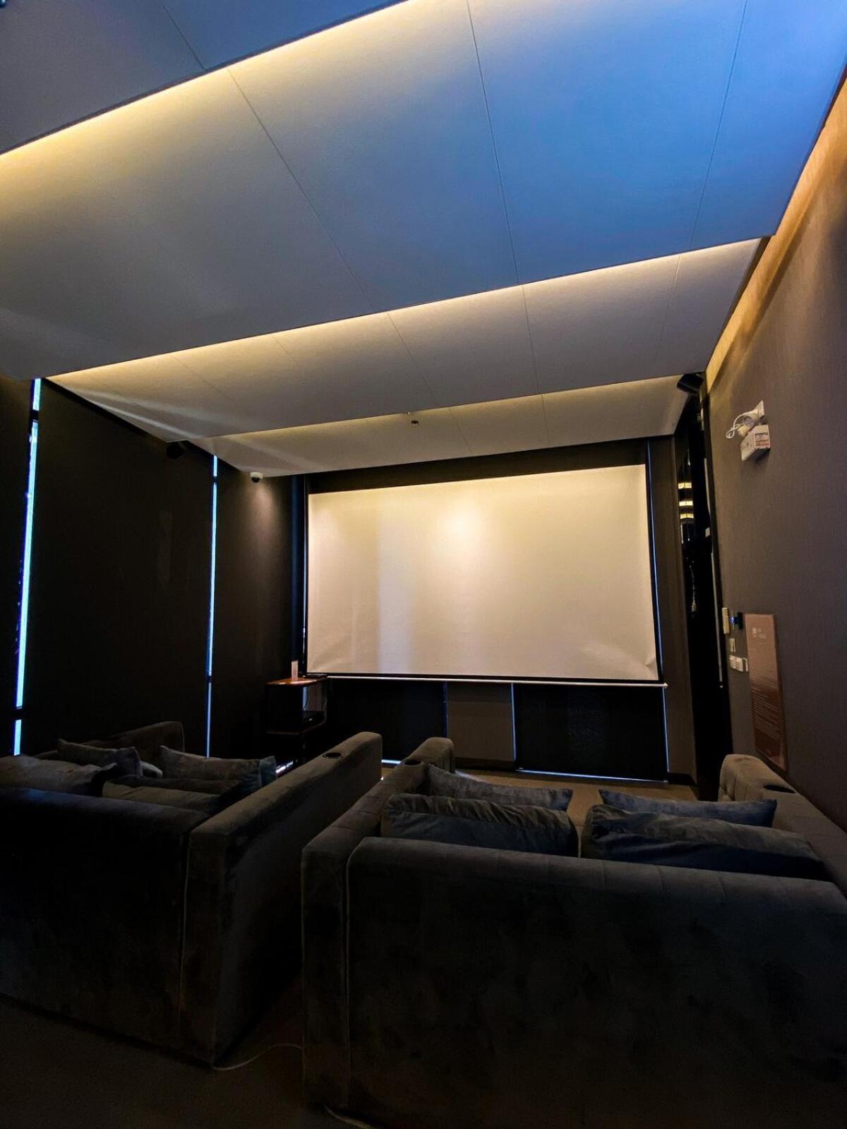 Luxury High Floor With Amenities - Gym, Sauna, Rooftop Garden, Cinema Theater Apartment Bangkok