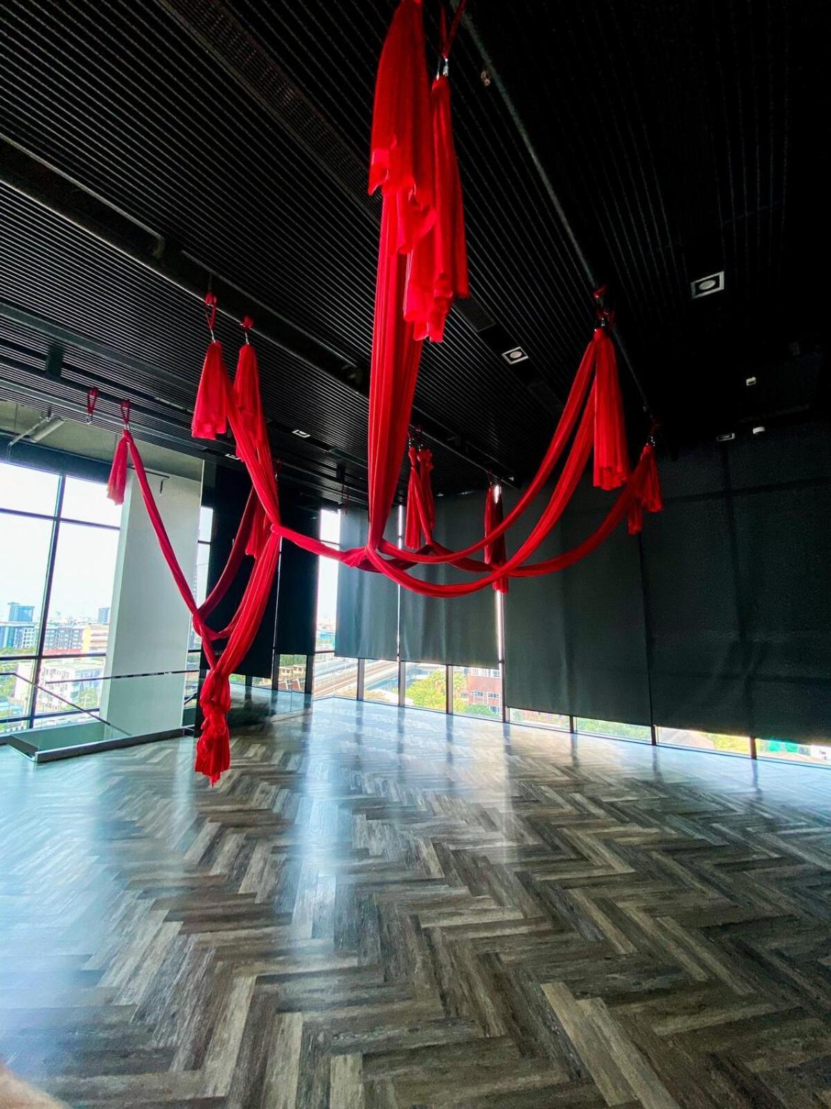 Luxury High Floor With Amenities - Gym, Sauna, Rooftop Garden, Cinema Theater Apartment