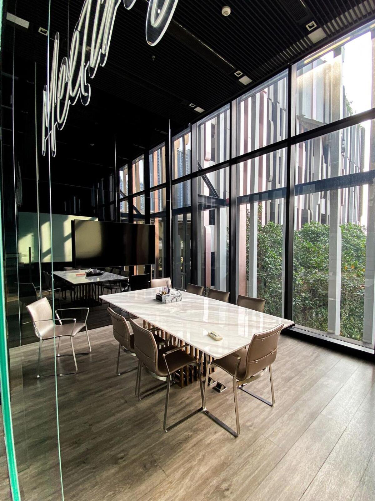 Luxury High Floor With Amenities - Gym, Sauna, Rooftop Garden, Cinema Theater Apartment Bangkok