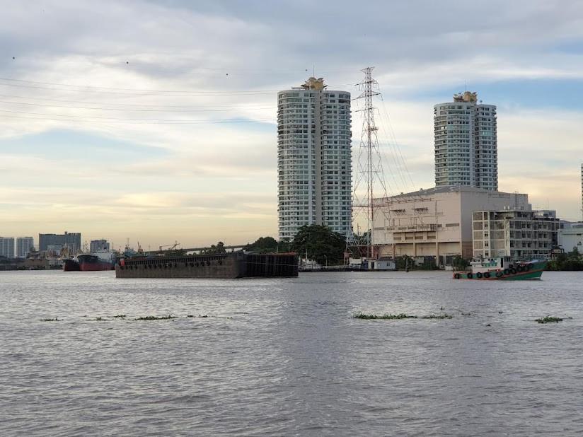 Peaceful One Bedroom By The River Apartment Bangkok