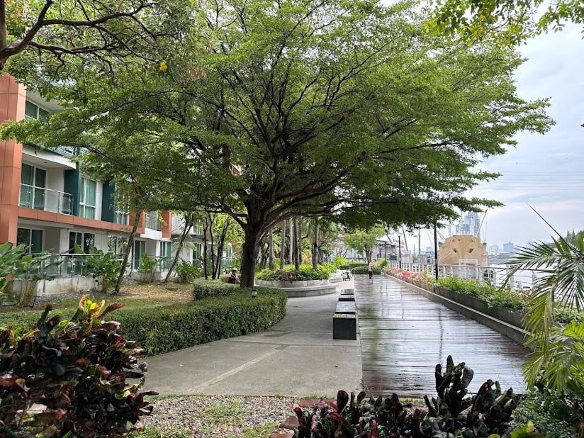 Peaceful One Bedroom By The River Apartment Bangkok