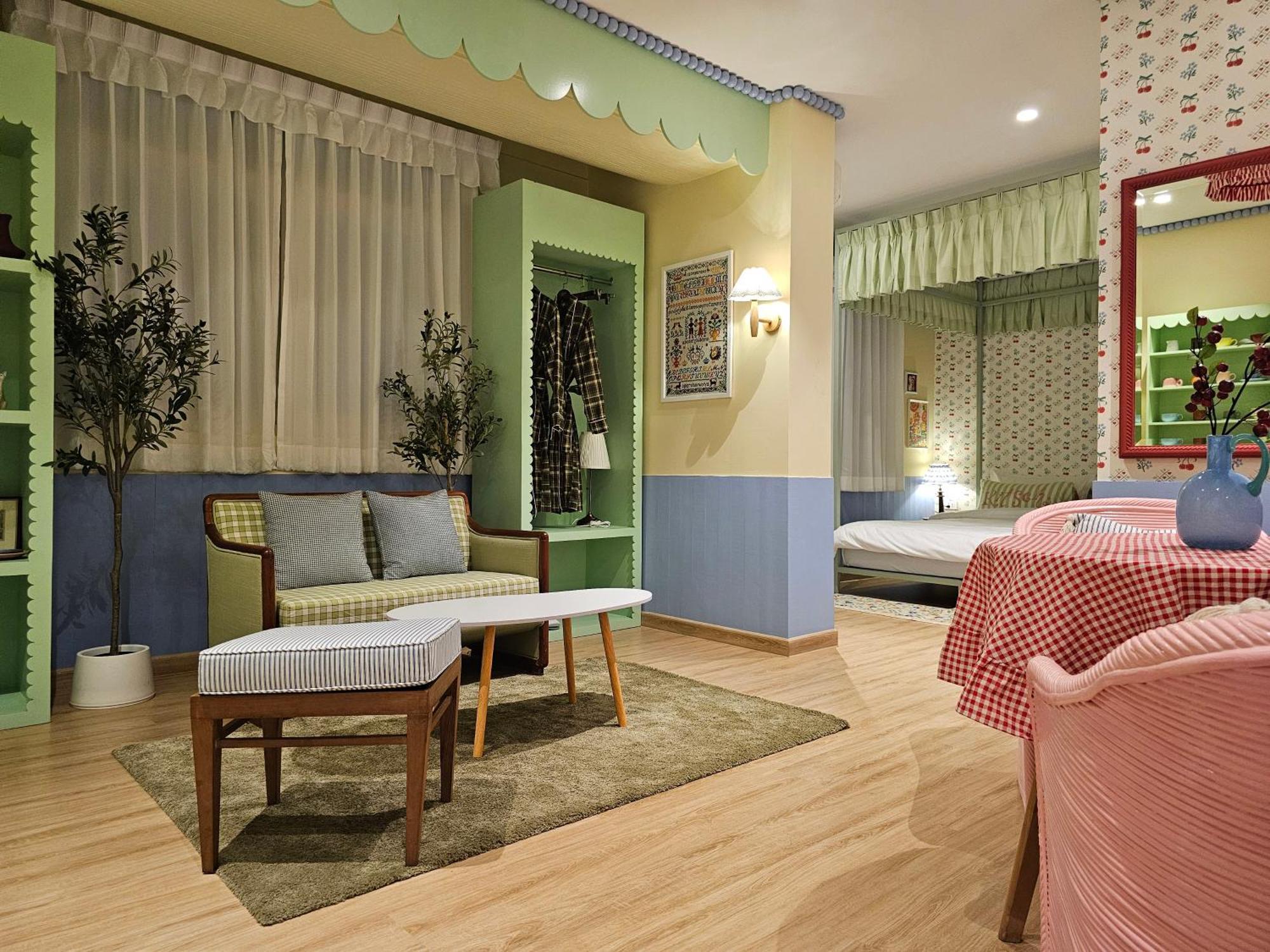 Kitsch Hotel *