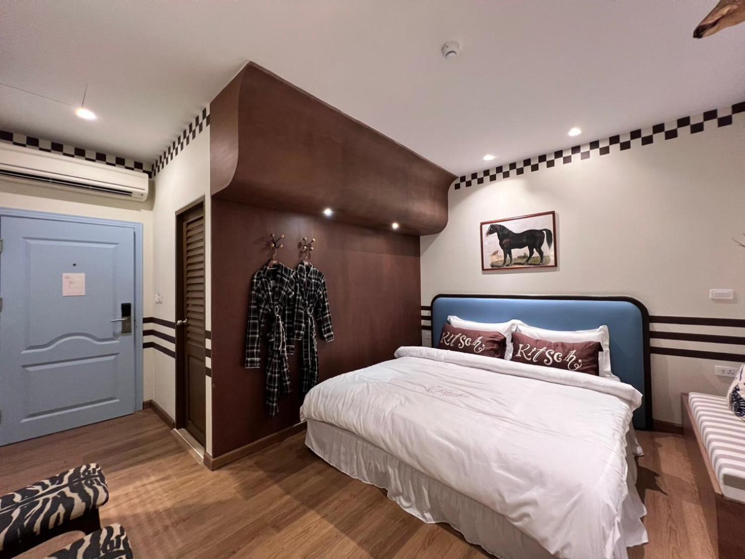 Kitsch Hotel