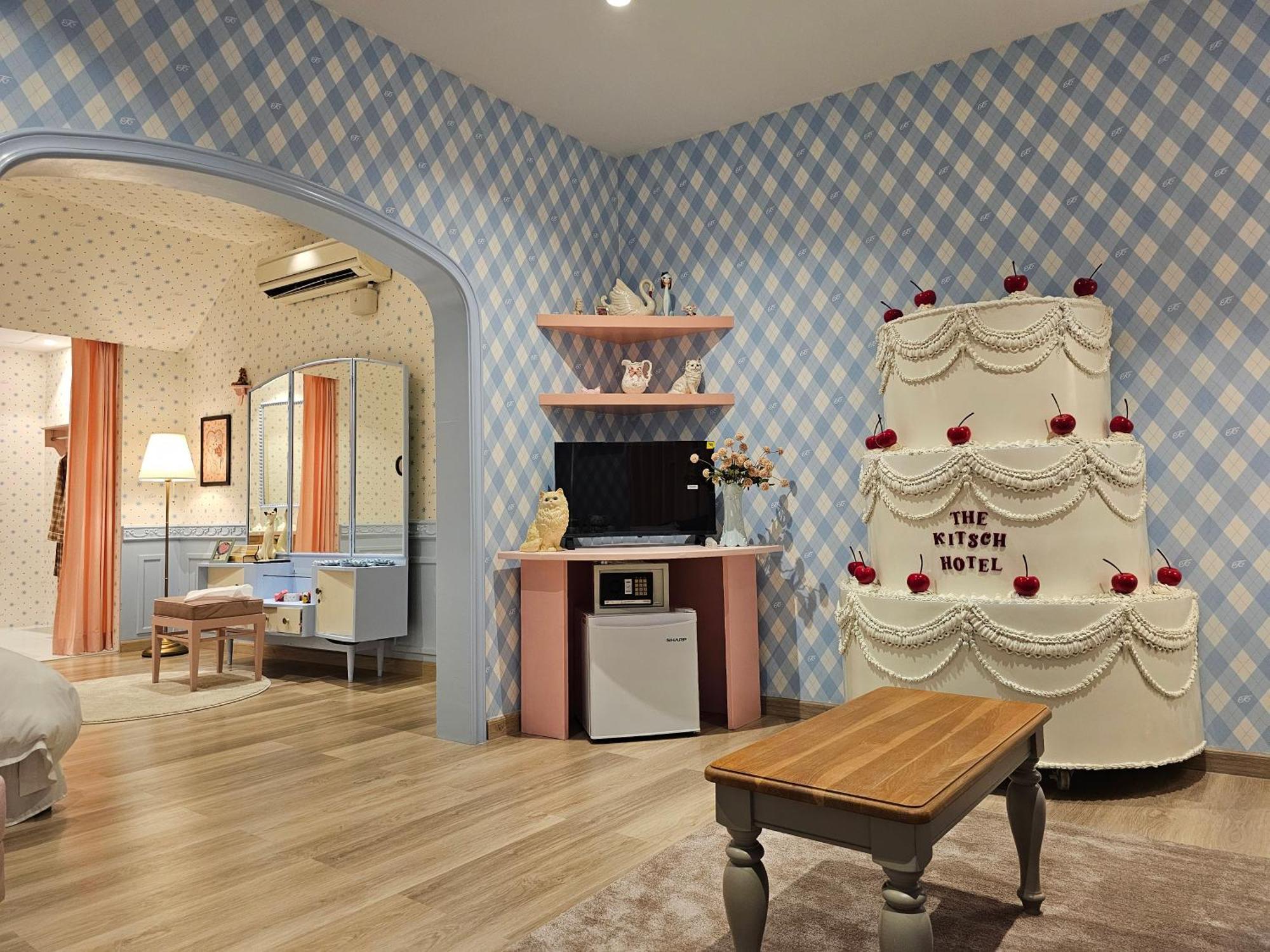 Kitsch Hotel *