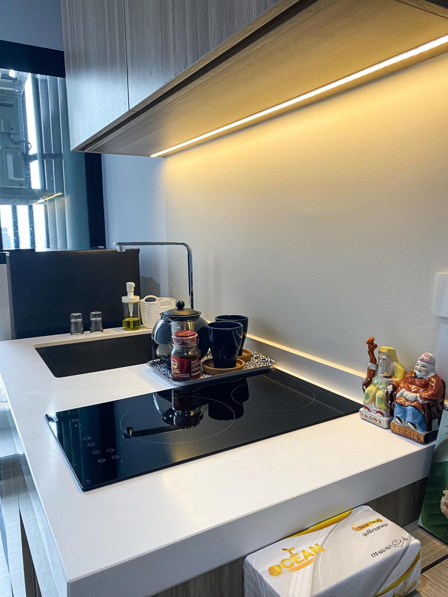 Luxury High Floor With Amenities - Gym, Sauna, Rooftop Garden, Cinema Theater Bangkok