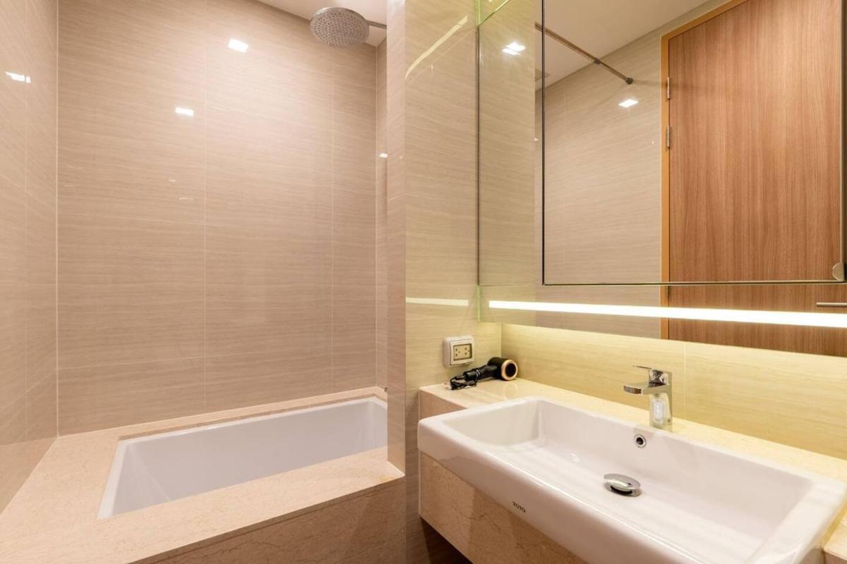 Phrom Phong 1bd Pool,gym,park And Mall Bts Bangkok
