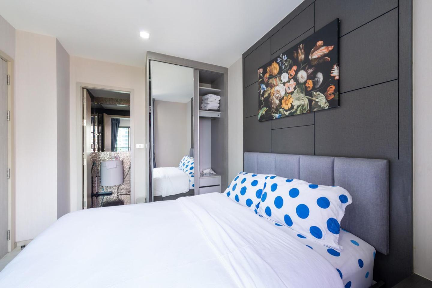 Luxurious With Train Access Apartment