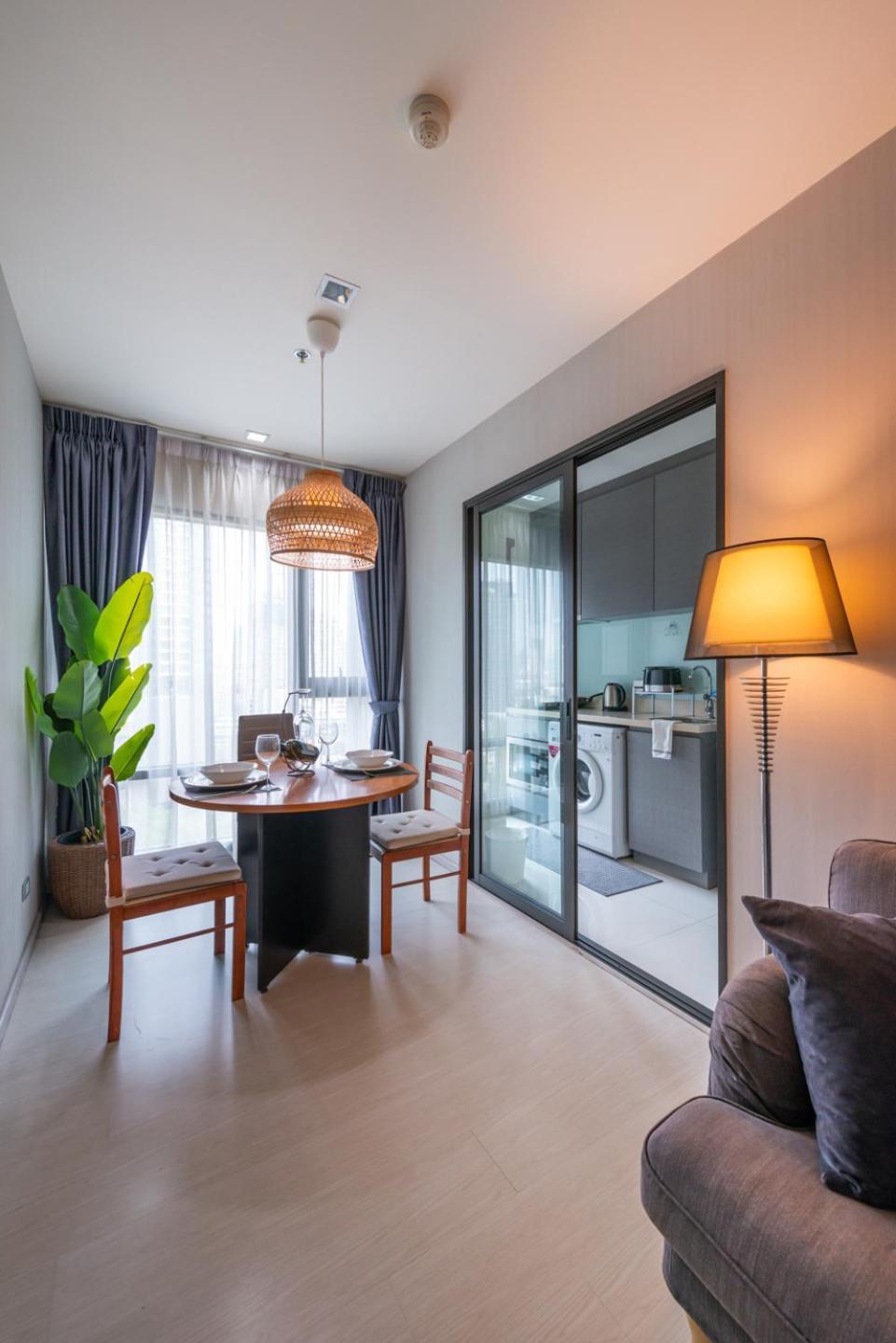 Luxurious With Train Access Apartment *