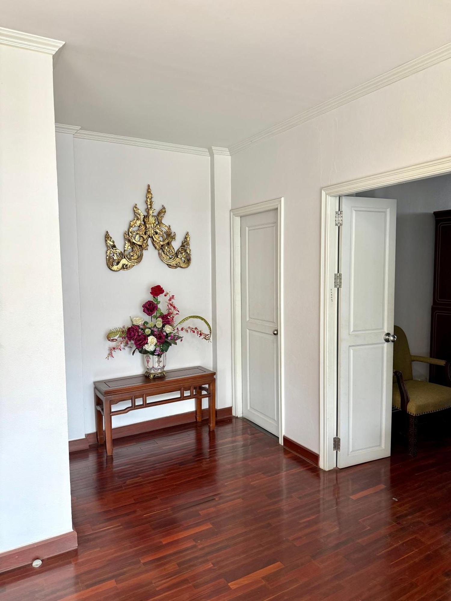 Apartment Samsen Spacious 2br Contemporary Thai Style