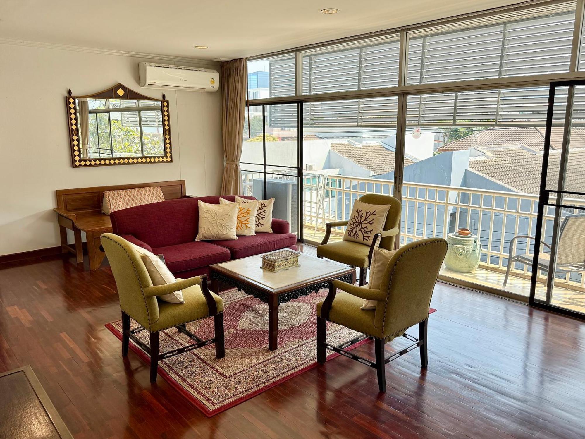 Apartment Samsen Spacious 2br Contemporary Thai Style