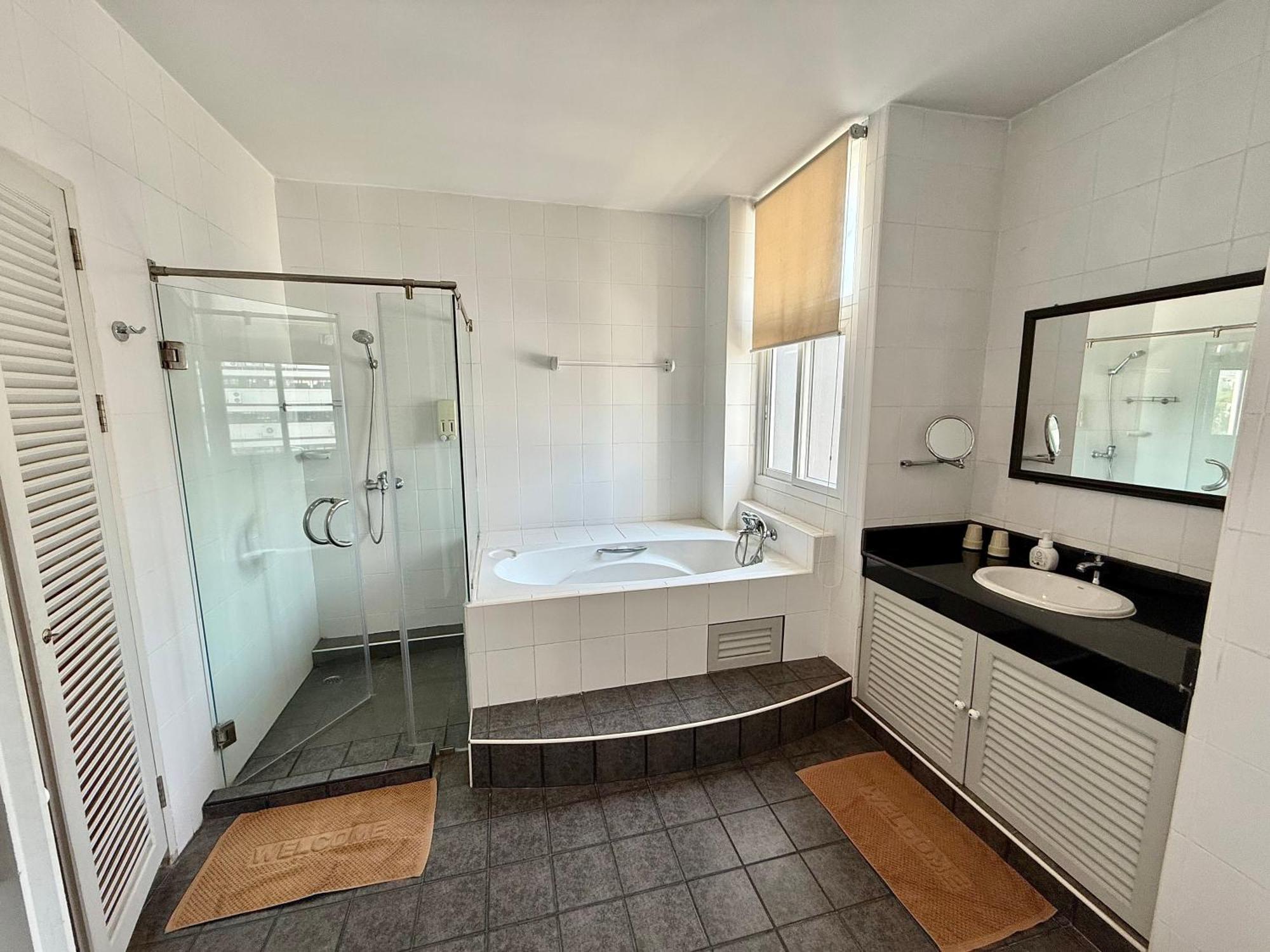 Samsen Spacious 2br Contemporary Thai Style Apartment *