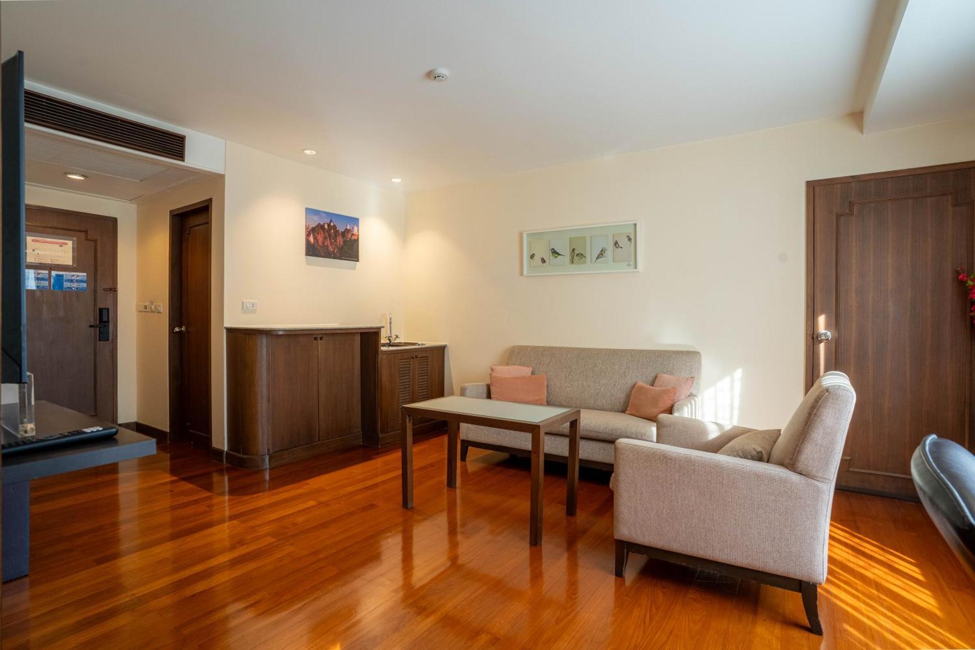 Hotel Journeyhub Sukhumvit 26, - Formely St