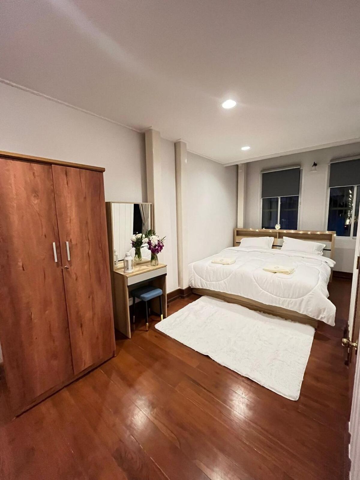 6 Bedroom House In Heart Of Chinatown *